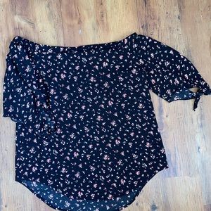 ✨Off the shoulder, 3/4 sleeve blouse.